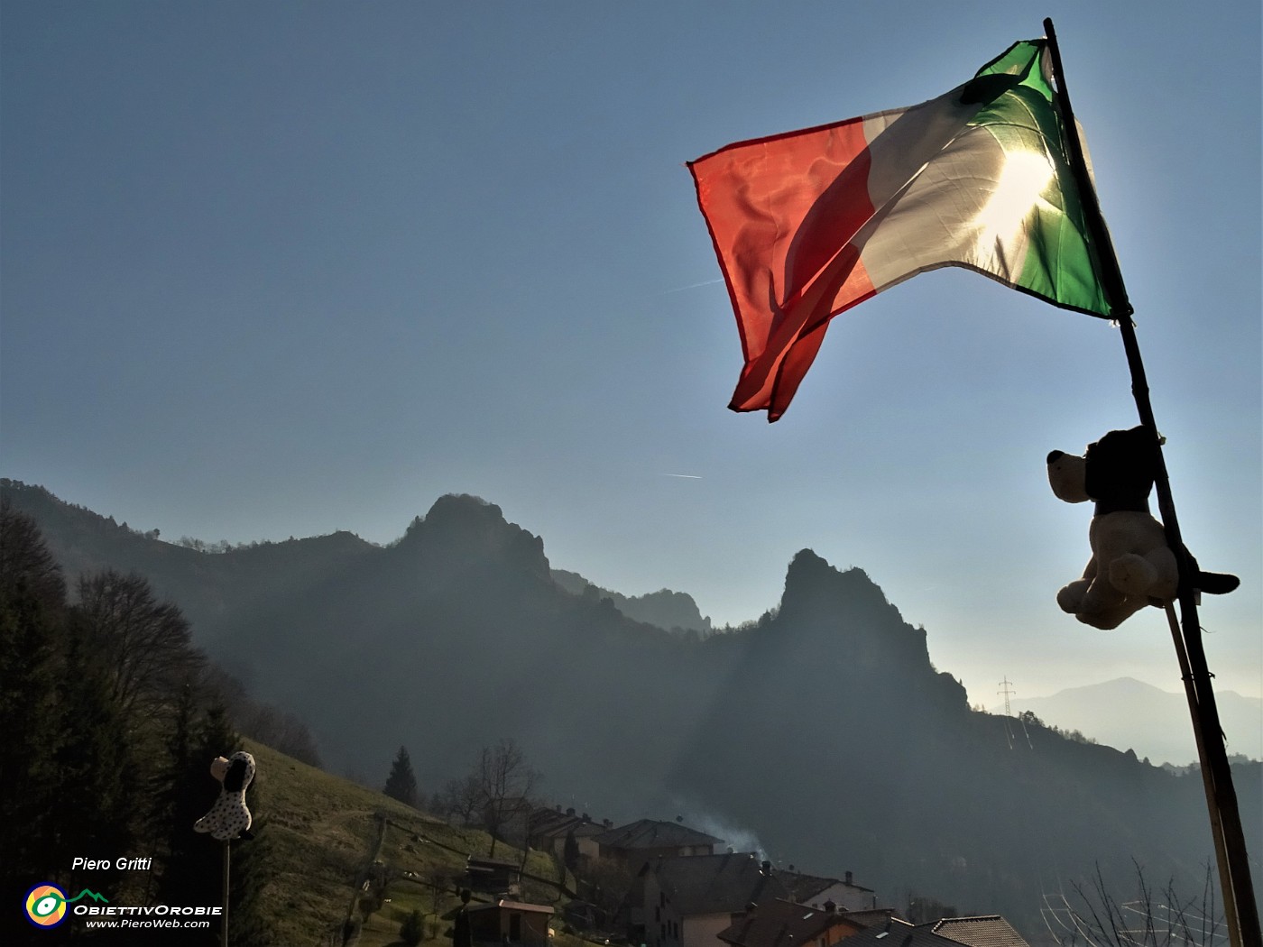 03 Corna Maria con nuova ferrata  (1058 m) e Corna Pedezzina (962 m)... il sent 561 passa tra le due  .JPG